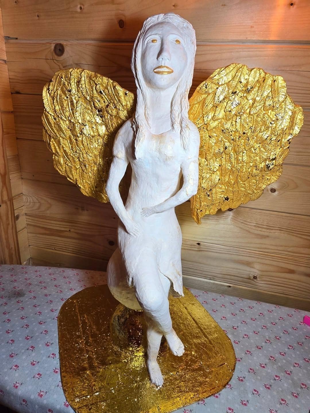 <em>Escultura</em> - A Sacerdotisa da Asa Dourada